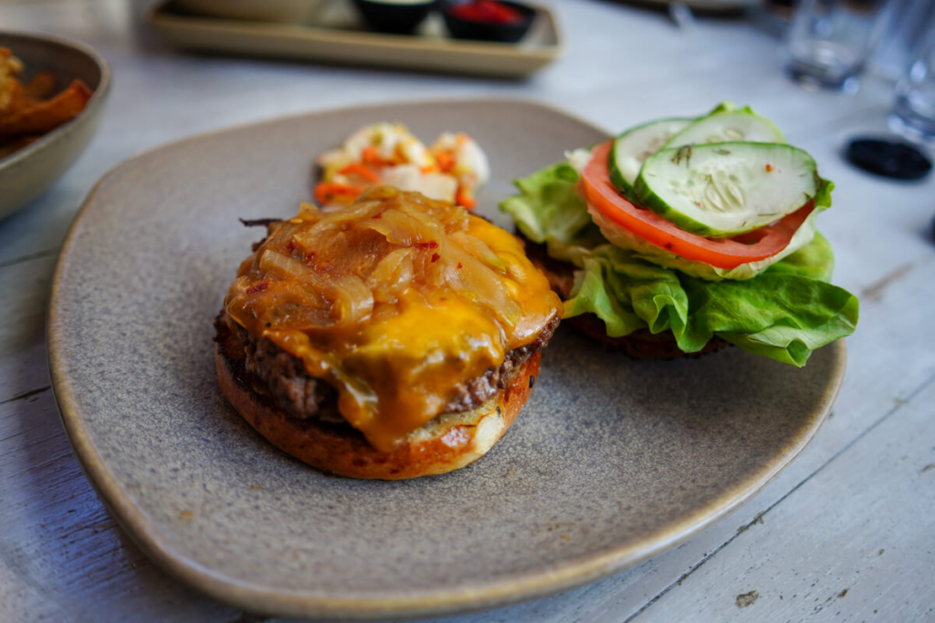 ハワイオアフ島ソルトのモクキッチンのチーズバーガー